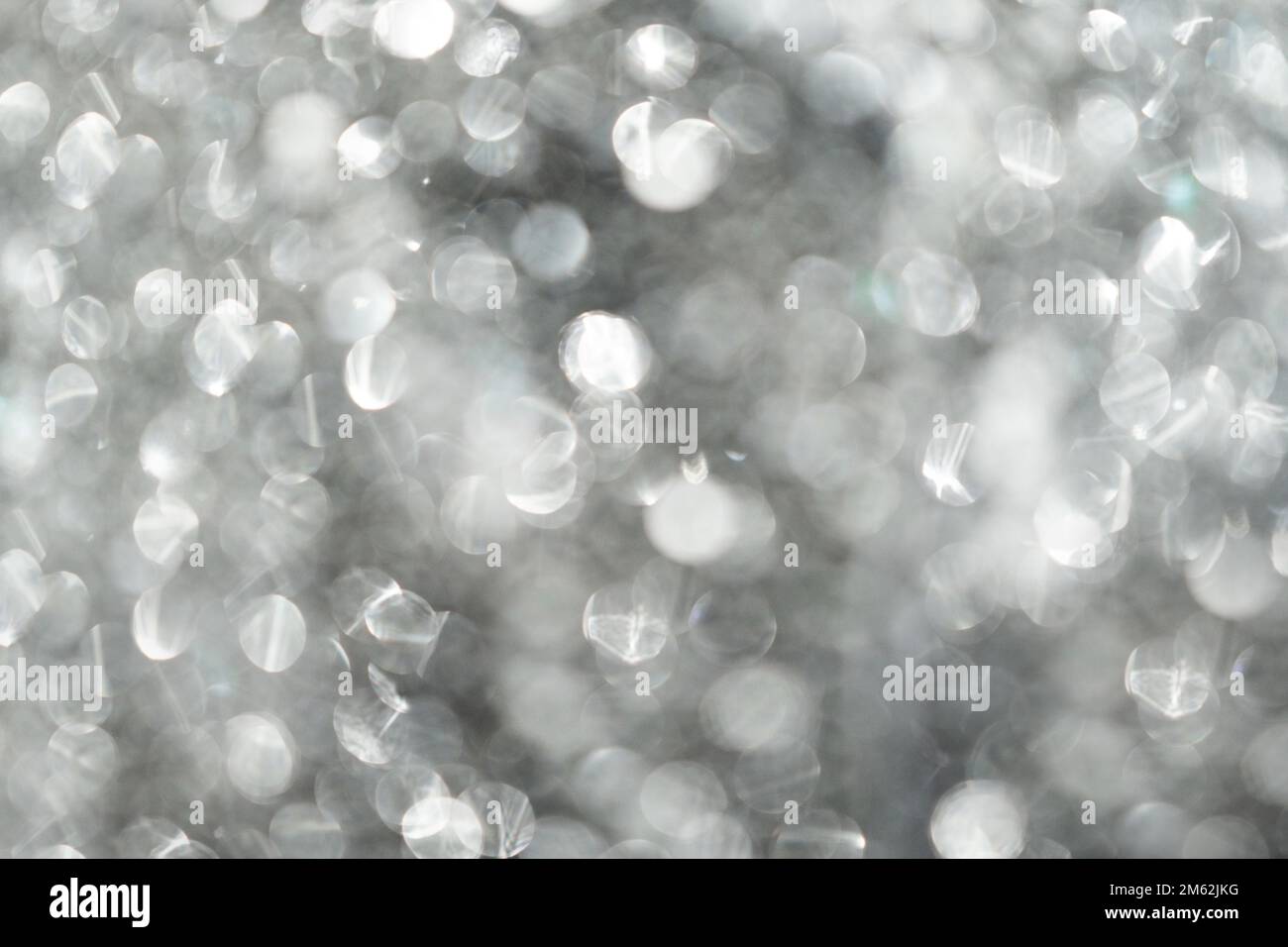 Bianco, argento glitter vintage luci sfondo sfocato per feste e celebrazioni, bokeh astratto Foto Stock