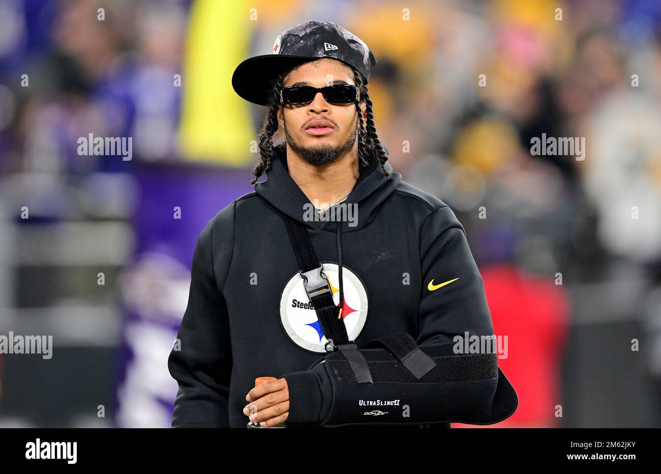 Baltimora, Stati Uniti. 01st Jan, 2023. Il linebacker Marcus Allen di Pittsburgh Steelers, che ha subito un infortunio stagionale in bicep durante una partita contro i Las Vegas Raiders, entra in campo per la partita dei Baltimore Ravens al M&T Bank Stadium di Baltimora, Maryland, domenica 1 gennaio 2023. Photo by David Tulis/UPI Credit: UPI/Alamy Live News Foto Stock