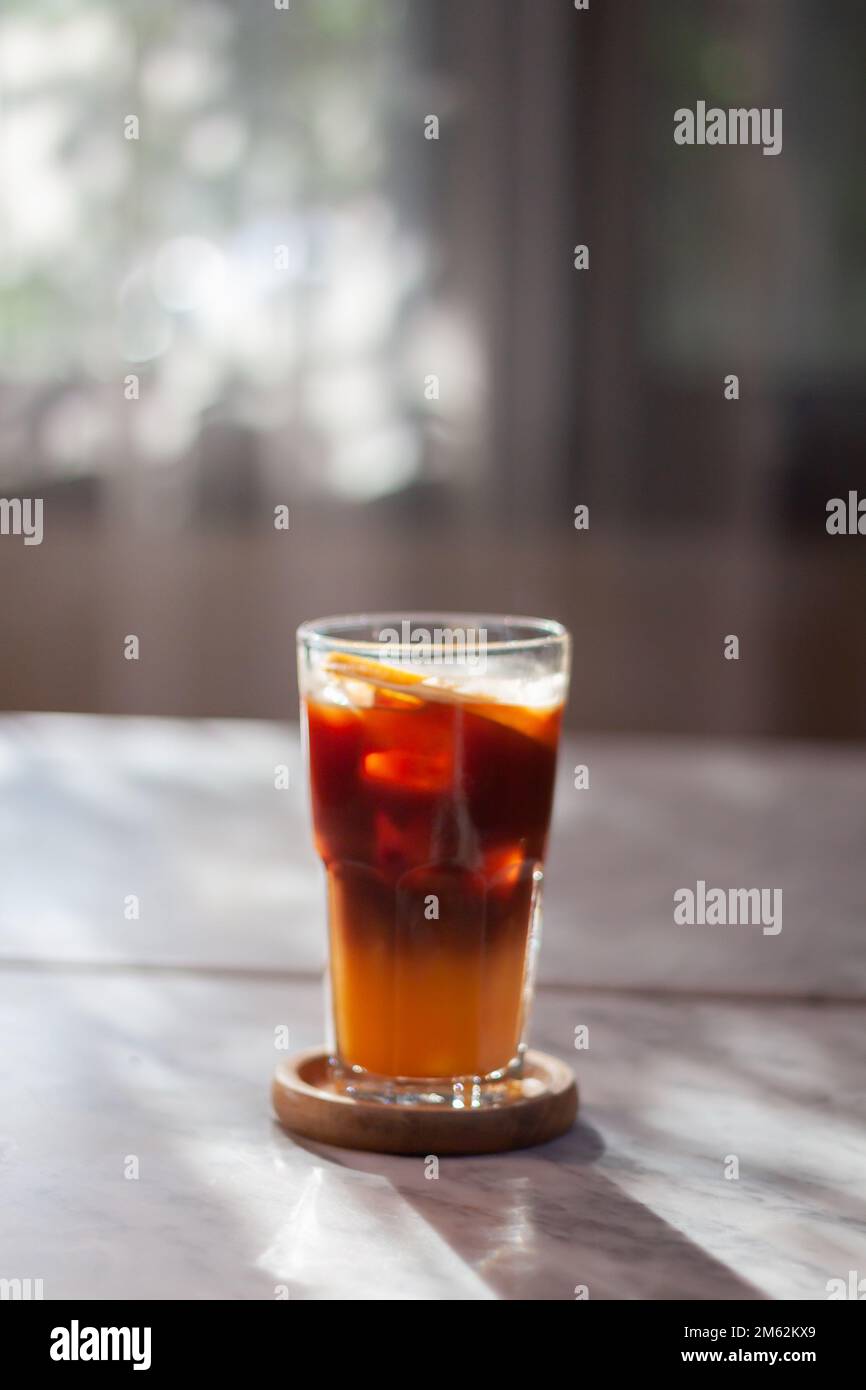Bicchiere di americano mescolato con succo d'arancia, foto di scorta Foto Stock