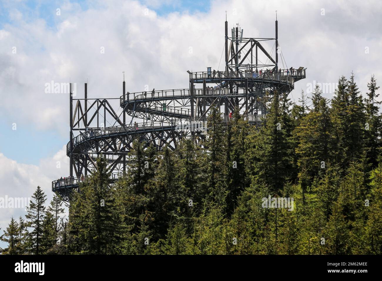 Una vista sulla Sky Walk, un'impressionante struttura in legno con uno scivolo a spirale lungo 100 metri, e vedute sull'intero massiccio di Kralicky Sneznik con la pittoresca valle del fiume Morava situata a Dolni Morava. Il sentiero della nuvola Sky Walk si trova a 1.116 metri sul livello del mare. In cima allo Sky Walk c'è una rete sospesa a 50 metri dal suolo dove si può stare in piedi e guardare in basso. Foto Stock