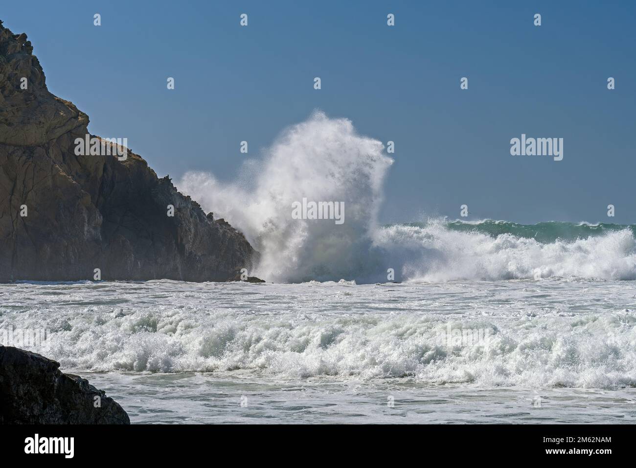 Onde che si infrangono sulle rocce costiere a Pfeiffer Beach in California Foto Stock