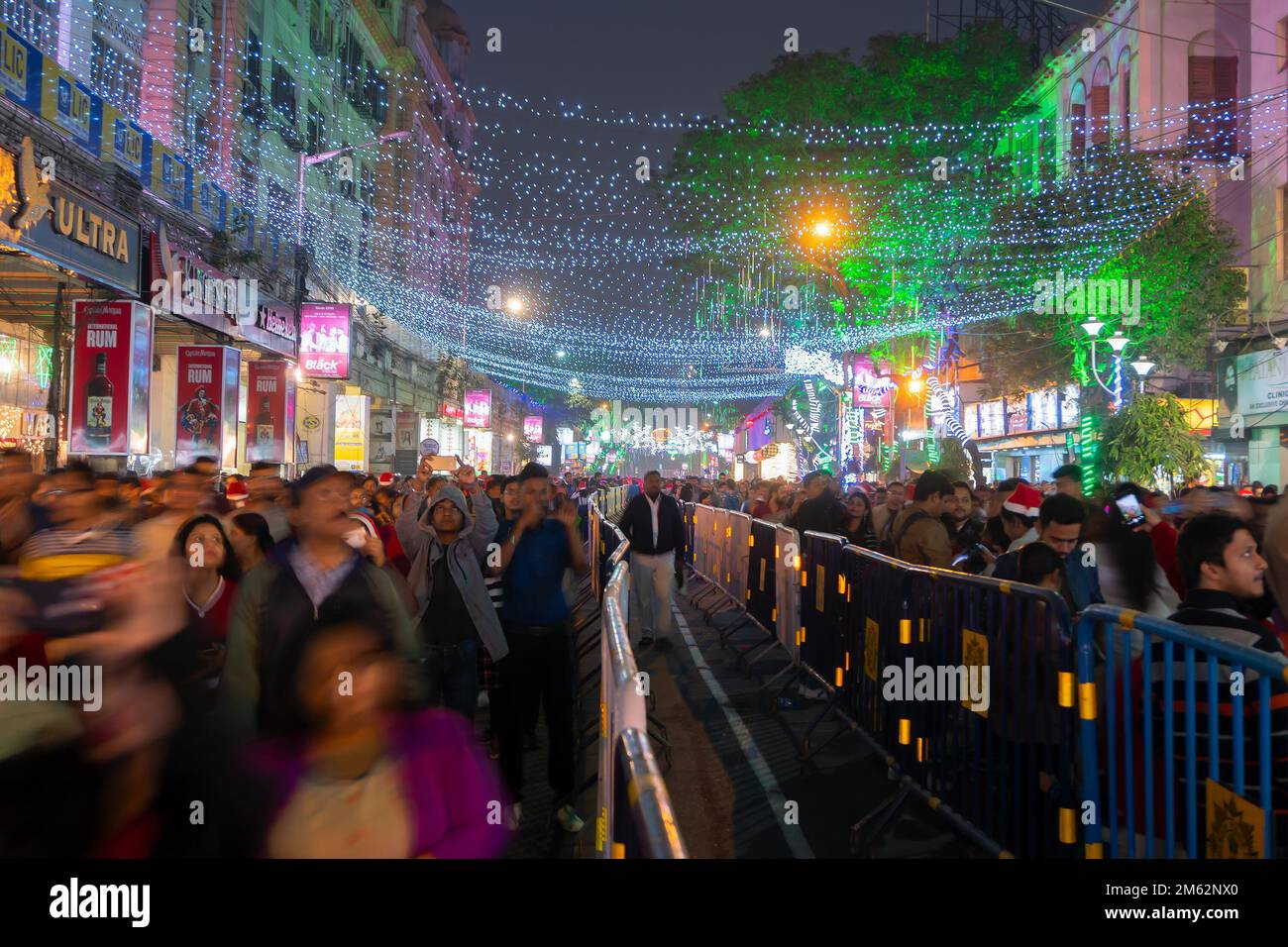 Kolkata, Bengala Occidentale, India - 26.12.2018 : luci decorate e celebrazione di Natale in strada illuminata Park con gioia e l'atmosfera festosa di fine anno. Foto Stock