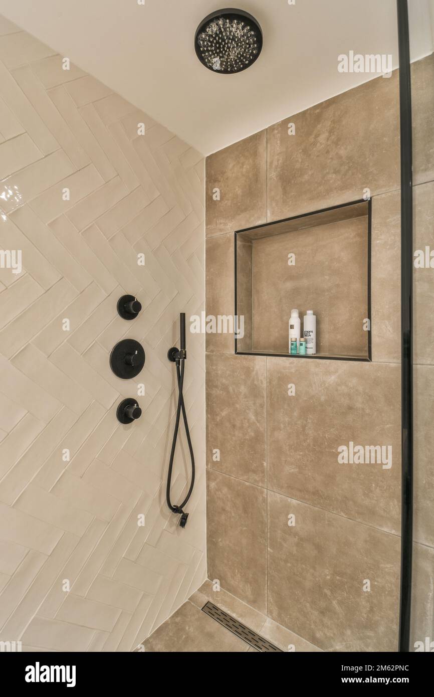 Nicchia della doccia immagini e fotografie stock ad alta risoluzione - Alamy