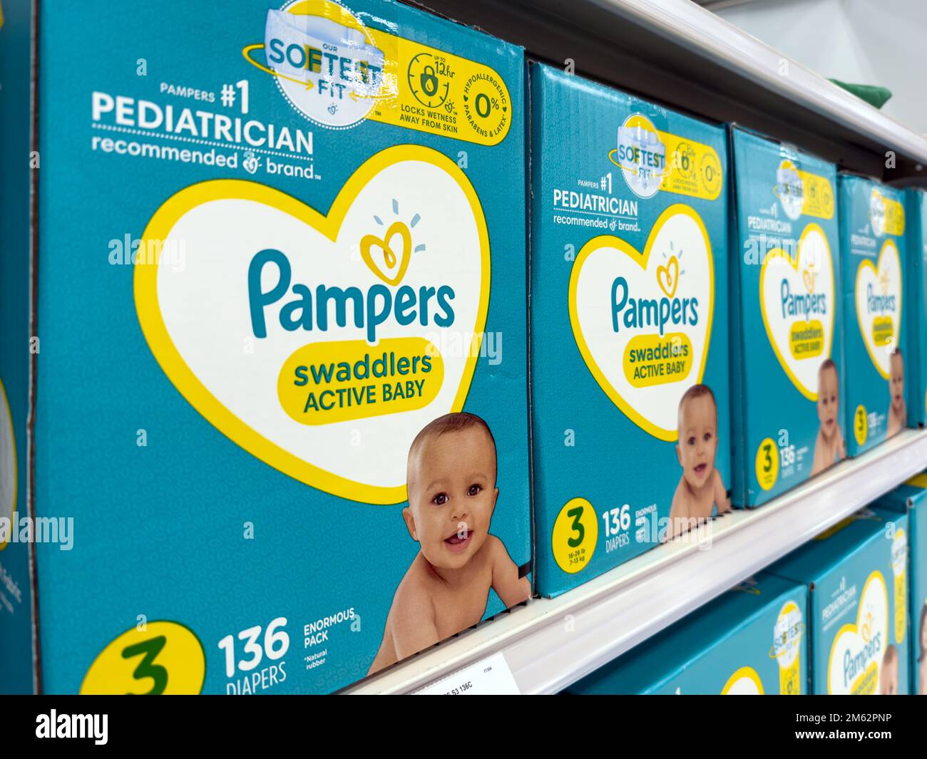 Pacchetto di pampers in vendita nei negozi Michigan Target Foto Stock