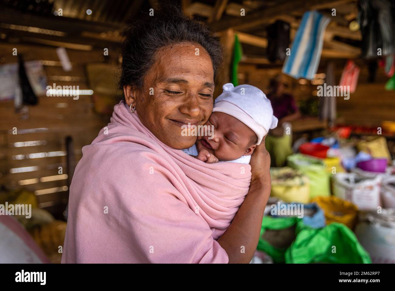 Donna malgascia che abbraccia il bambino nel villaggio di Mantadia, Madagascar, Africa Foto Stock