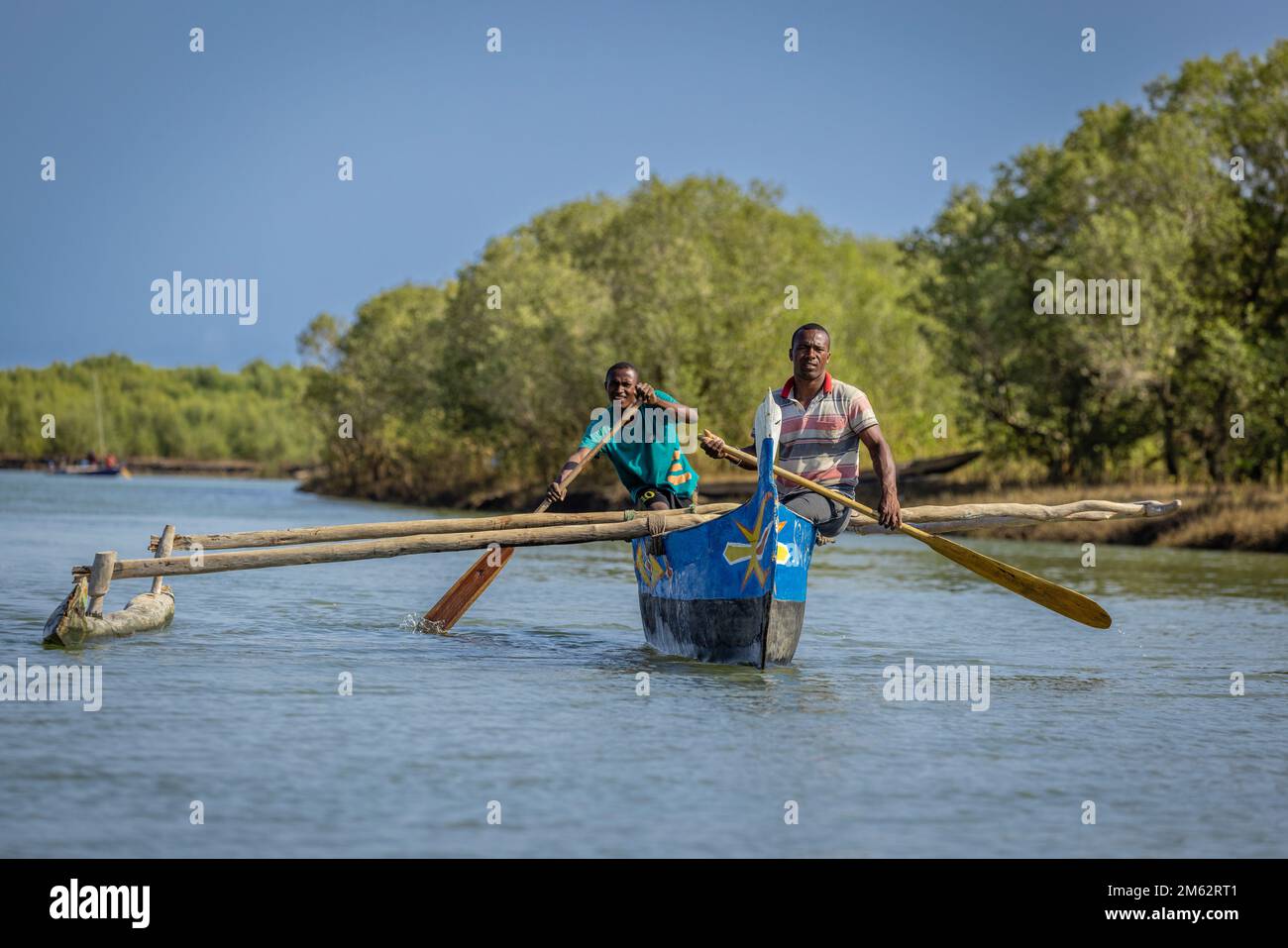 Canoa tradizionale al villaggio di pescatori di Betania, spiaggia di Toliara, vicino a Morondava, Madagascar, Africa Foto Stock