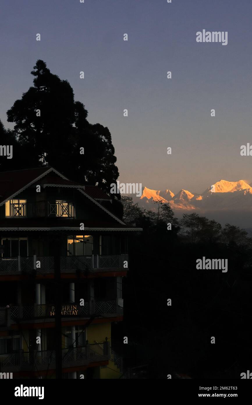 bella alba e innevata himalaya (monte kabru) da lepcha jagat vicino darjeeling collina stazione nel bengala occidentale, india Foto Stock