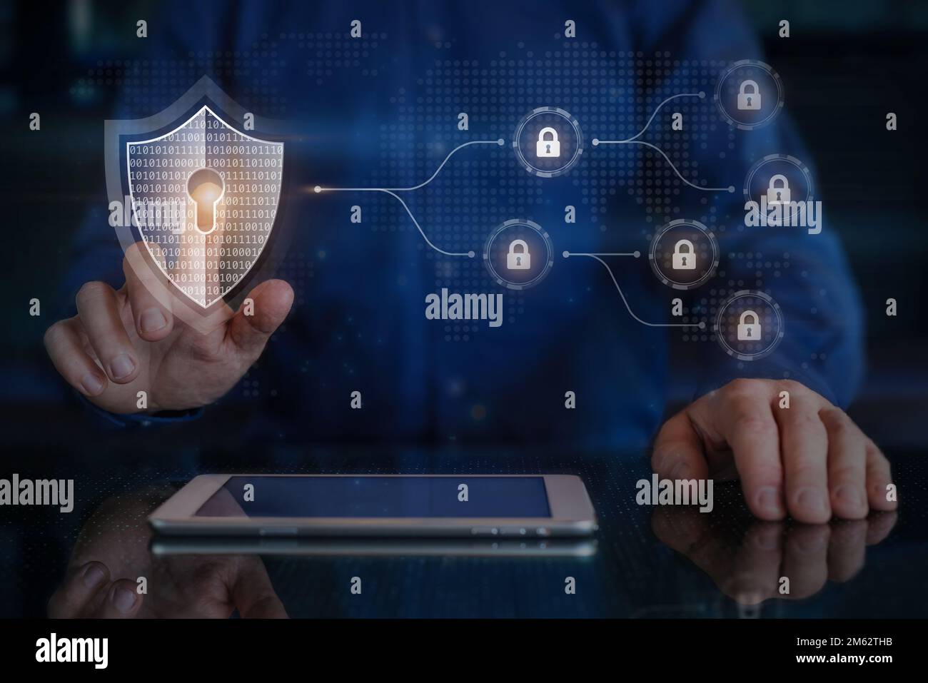 Sicurezza informatica e protezione dei dati online. Accesso sicuro a Internet. Privacy delle informazioni digitali. Esperto di cybersicurezza toccare simbolo scudo con se Foto Stock