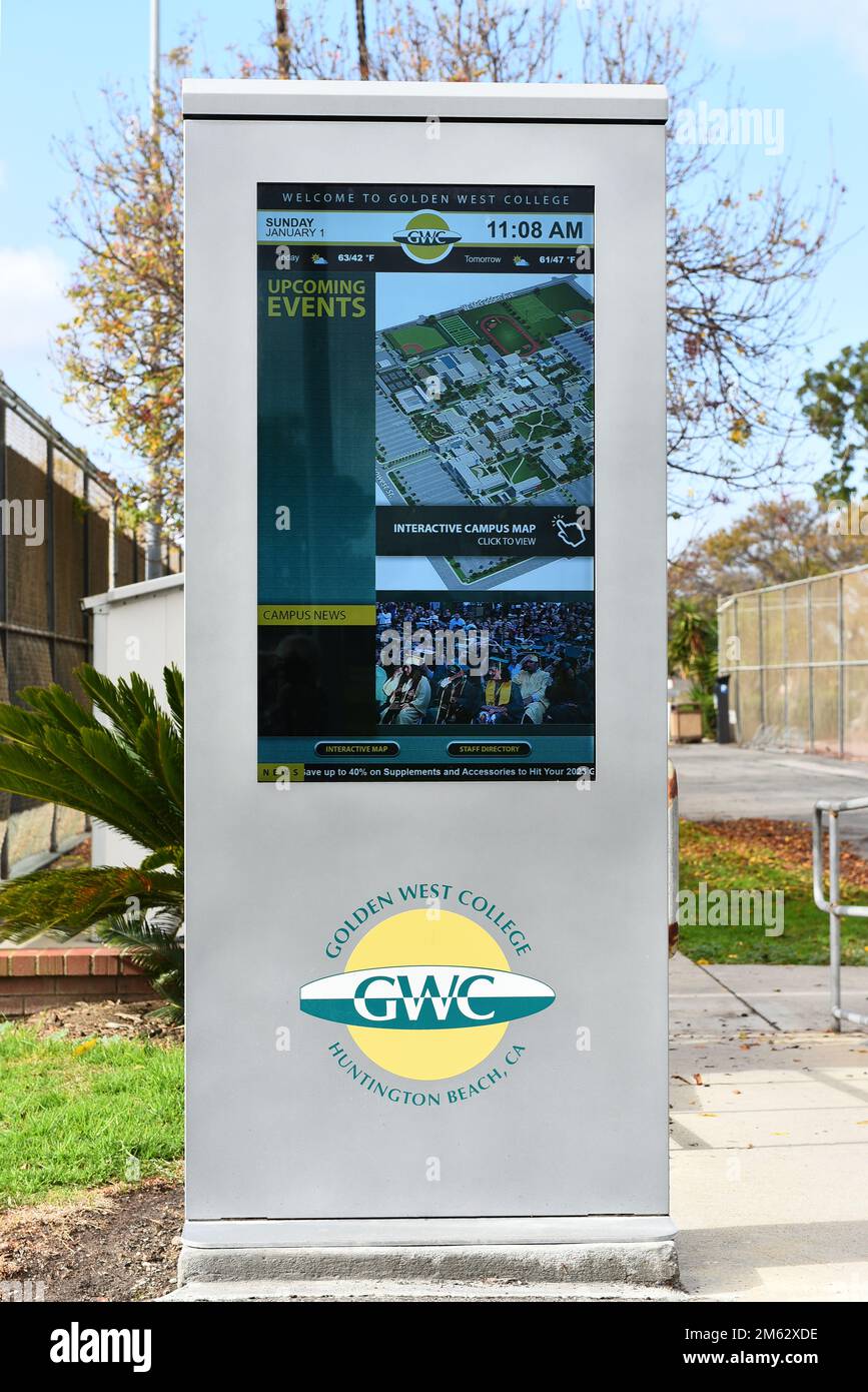 HUNTINGTON BEACH, CALIFORNIA - 01 GEN 2023: Chiosco elettronico di informazioni sul campus del Golden West College. Foto Stock