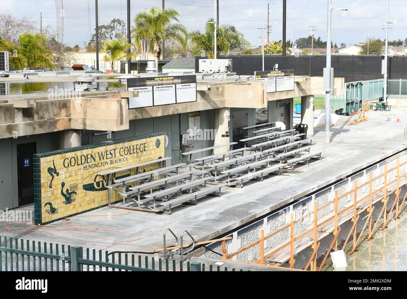 HUNTINGTON BEACH, CALIFORNIA - 01 GENNAIO 2023: L'Aquatic Center nel campus del Golden West College, è in fase di ristrutturazione. Foto Stock