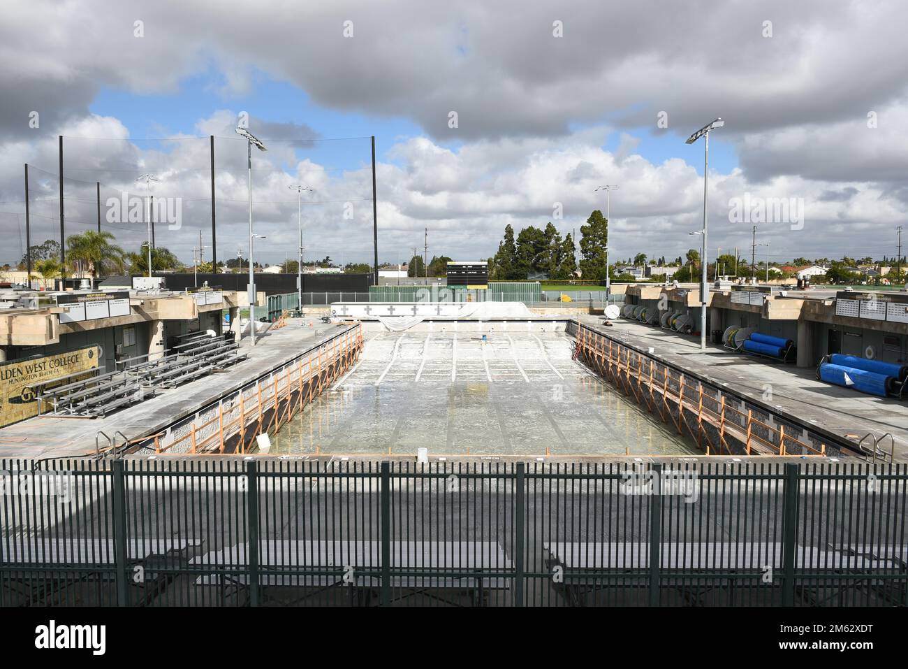 HUNTINGTON BEACH, CALIFORNIA - 01 GENNAIO 2023: L'Aquatic Center nel campus del Golden West College, è in fase di ristrutturazione. Foto Stock