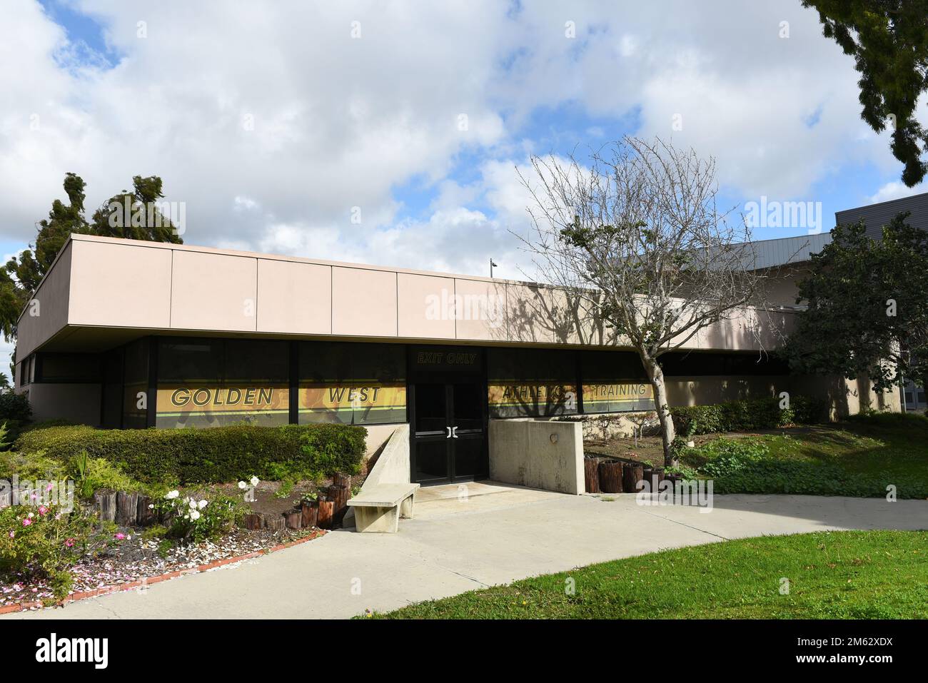 HUNTINGTON BEACH, CALIFORNIA - 01 GEN 2023: L'edificio di addestramento Athletic nel campus del Golden West College. Foto Stock