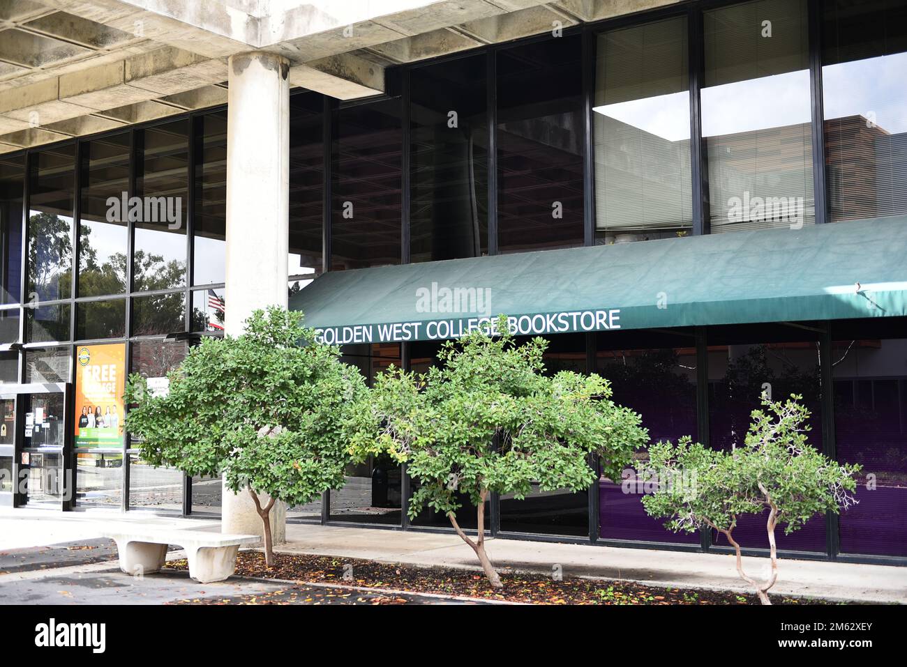 HUNTINGTON BEACH, CALIFORNIA - 01 GEN 2023: La libreria nel campus del Golden West College. Foto Stock