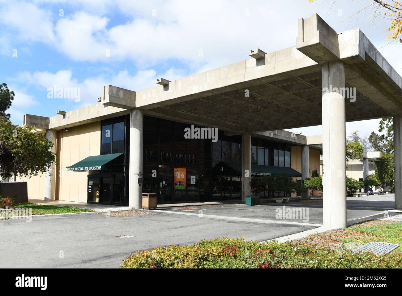 HUNTINGTON BEACH, CALIFORNIA - 01 GEN 2023: La libreria nel campus del Golden West College. Foto Stock