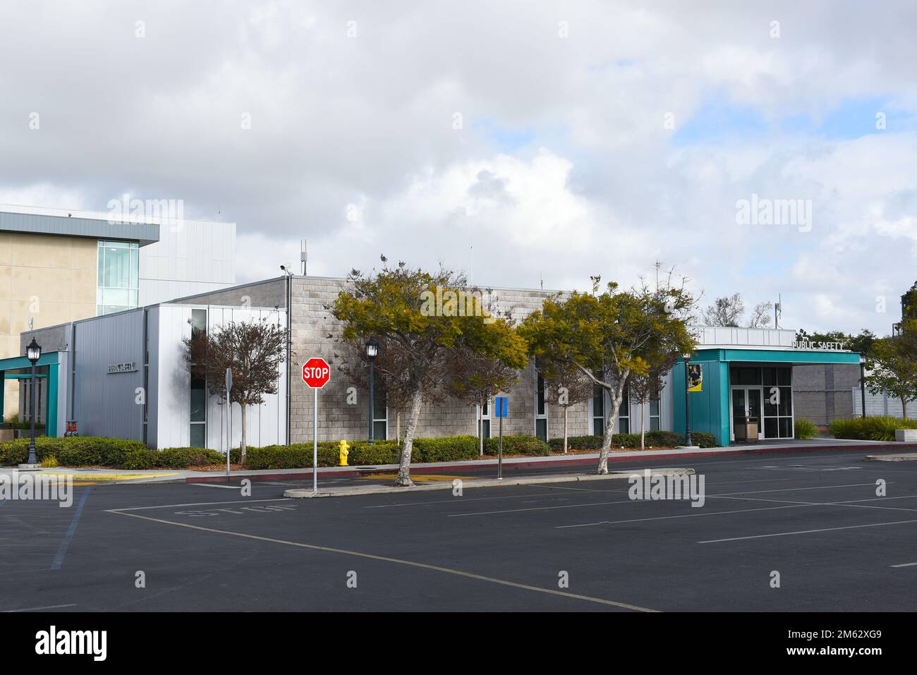 HUNTINGTON BEACH, CALIFORNIA - 01 GEN 2023: Edificio per la pubblica sicurezza nel campus del Golden West College. Foto Stock