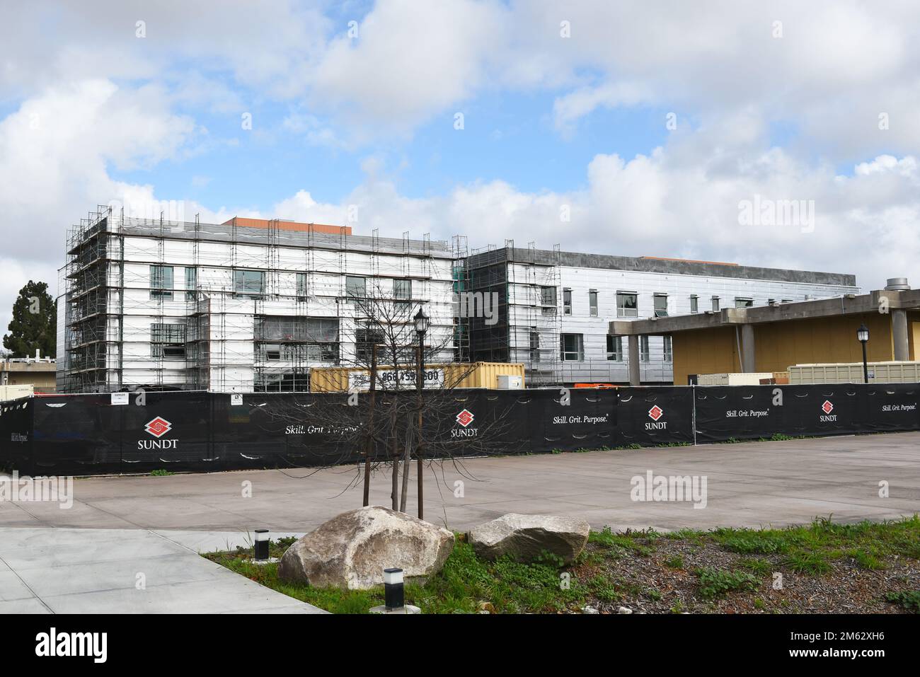 HUNTINGTON BEACH, CALIFORNIA - 01 GEN 2023: Costruzione nel campus del Golden West College, futura sede del Language Arts Complex. Foto Stock