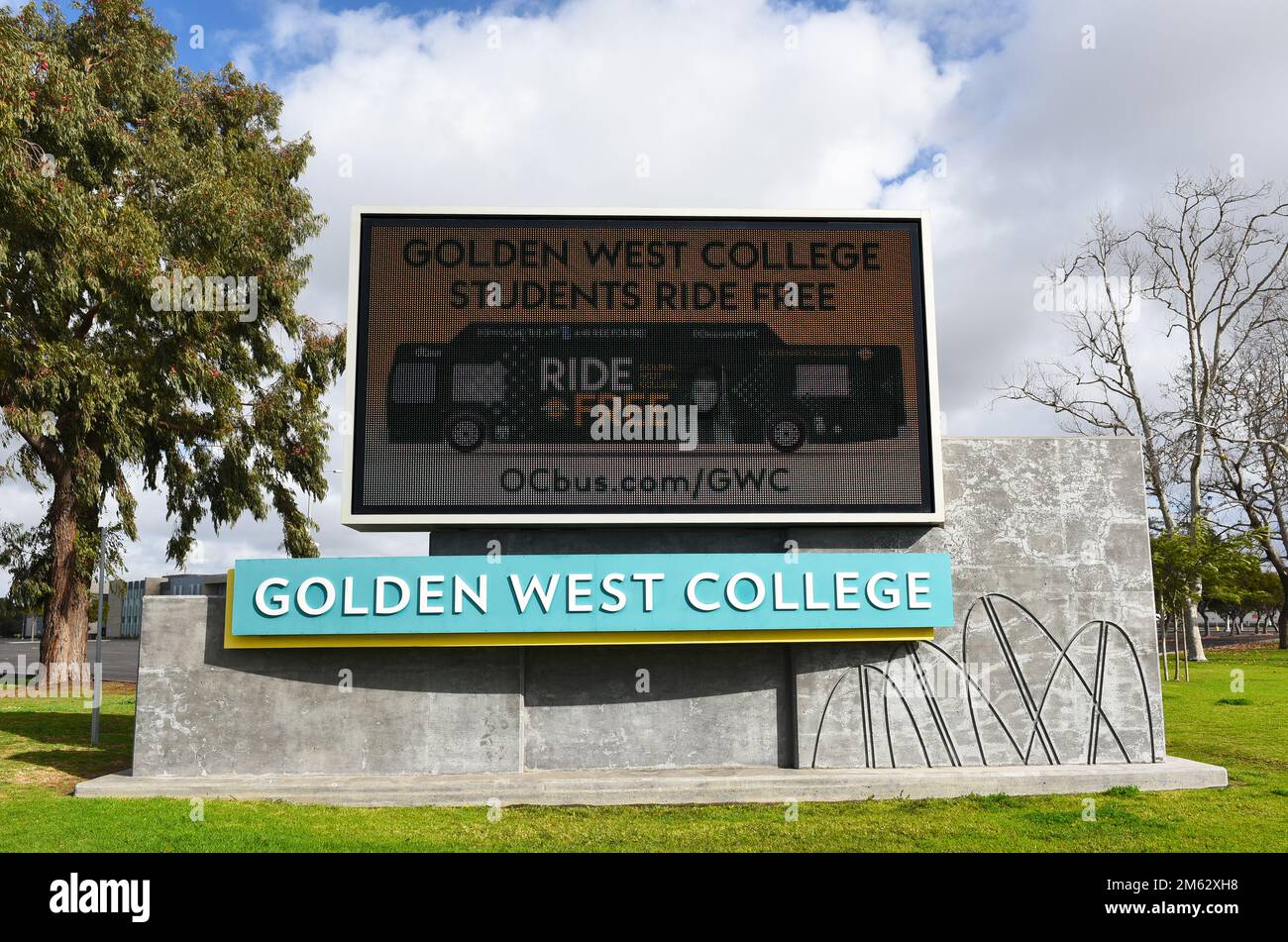 HUNTINGTON BEACH, CALIFORNIA - 01 GEN 2023: Electronic Marquee nel campus del Golden West College, all'angolo tra Edinger Avenue e Goldenwest S. Foto Stock