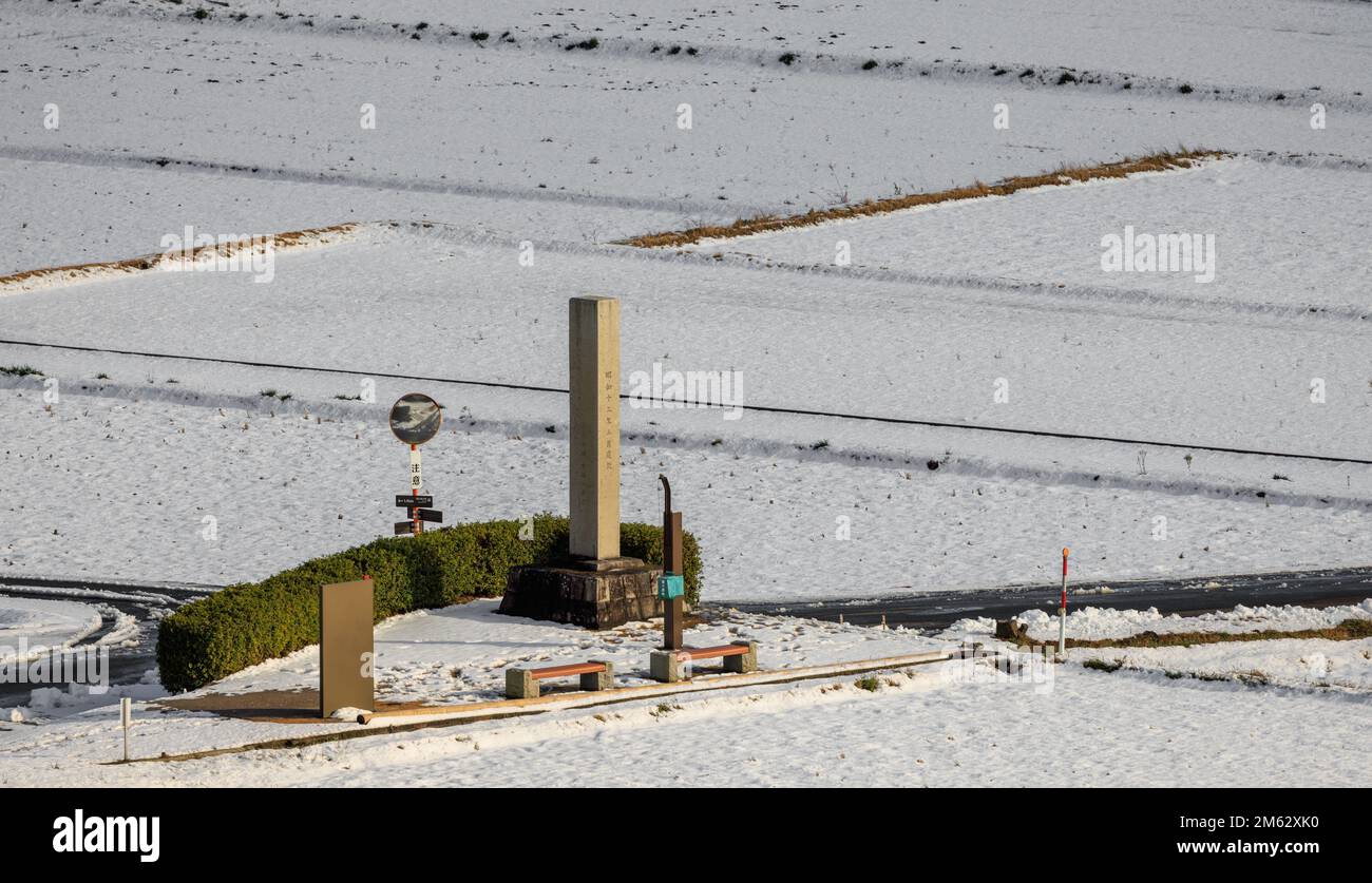 Memoriale della battaglia di Sekigahara in mezzo a campi di riso ricoperti di neve in inverno Foto Stock