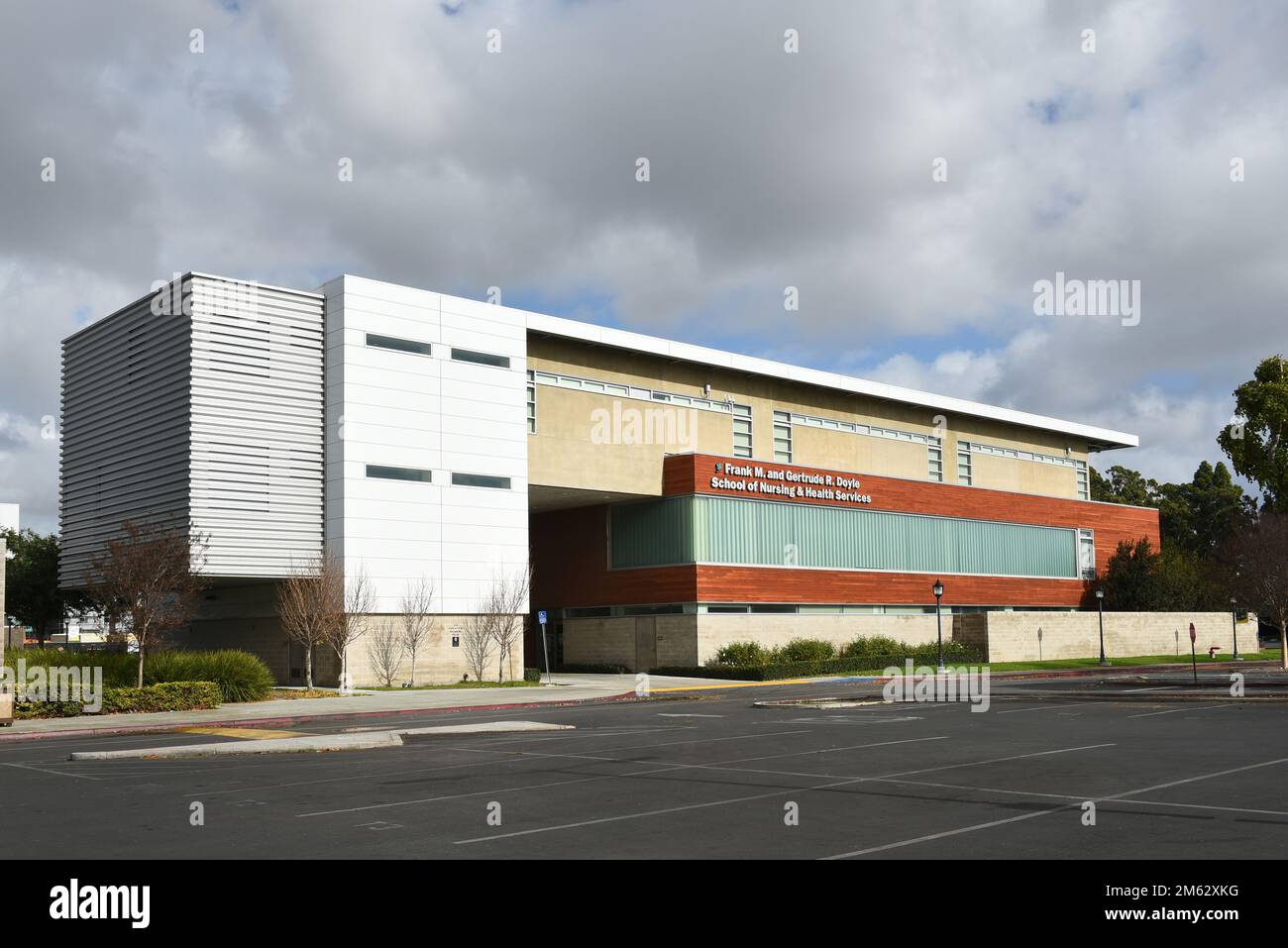 HUNTINGTON BEACH, CALIFORNIA - 01 GENNAIO 2023: La Frank and Gertrude Doyle School of Nursing and Health Services nel campus del Golden West College. Foto Stock