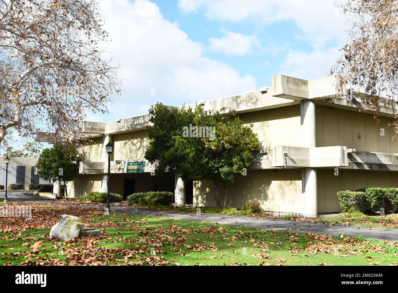 HUNTINGTON BEACH, CALIFORNIA - 01 GEN 2023: L'edificio tecnologico nel campus del Golden West College. Foto Stock