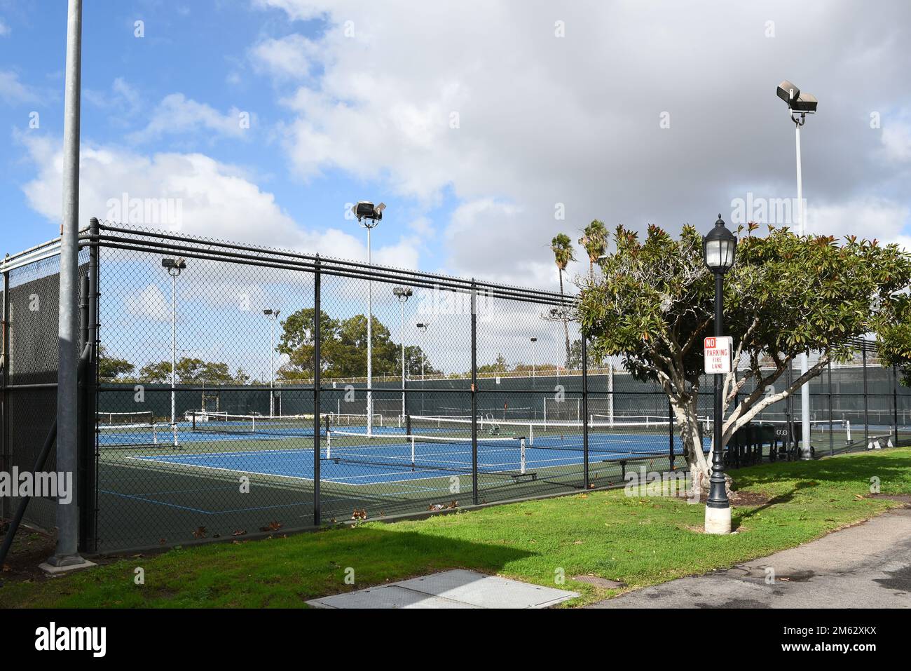 HUNTINGTON BEACH, CALIFORNIA - 01 GEN 2023: Campi da tennis e Pickleball nel campus del Golden West College. Foto Stock