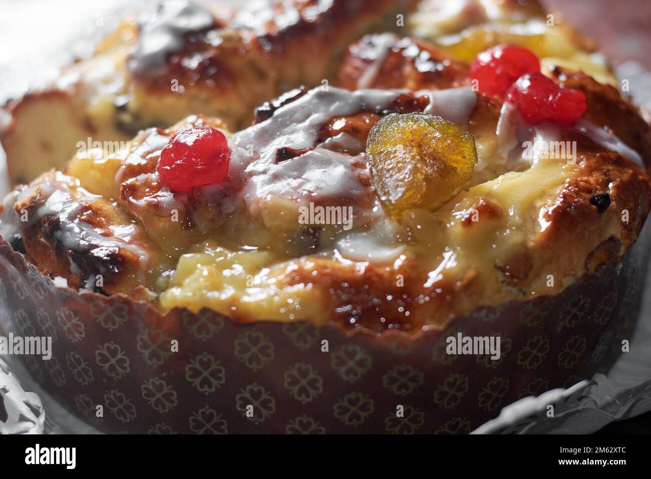 Torta di frutta con crema pasticcera, fichi, ciliegie, frutta secca e canditi in tavola. Vista frontale. Foto Stock