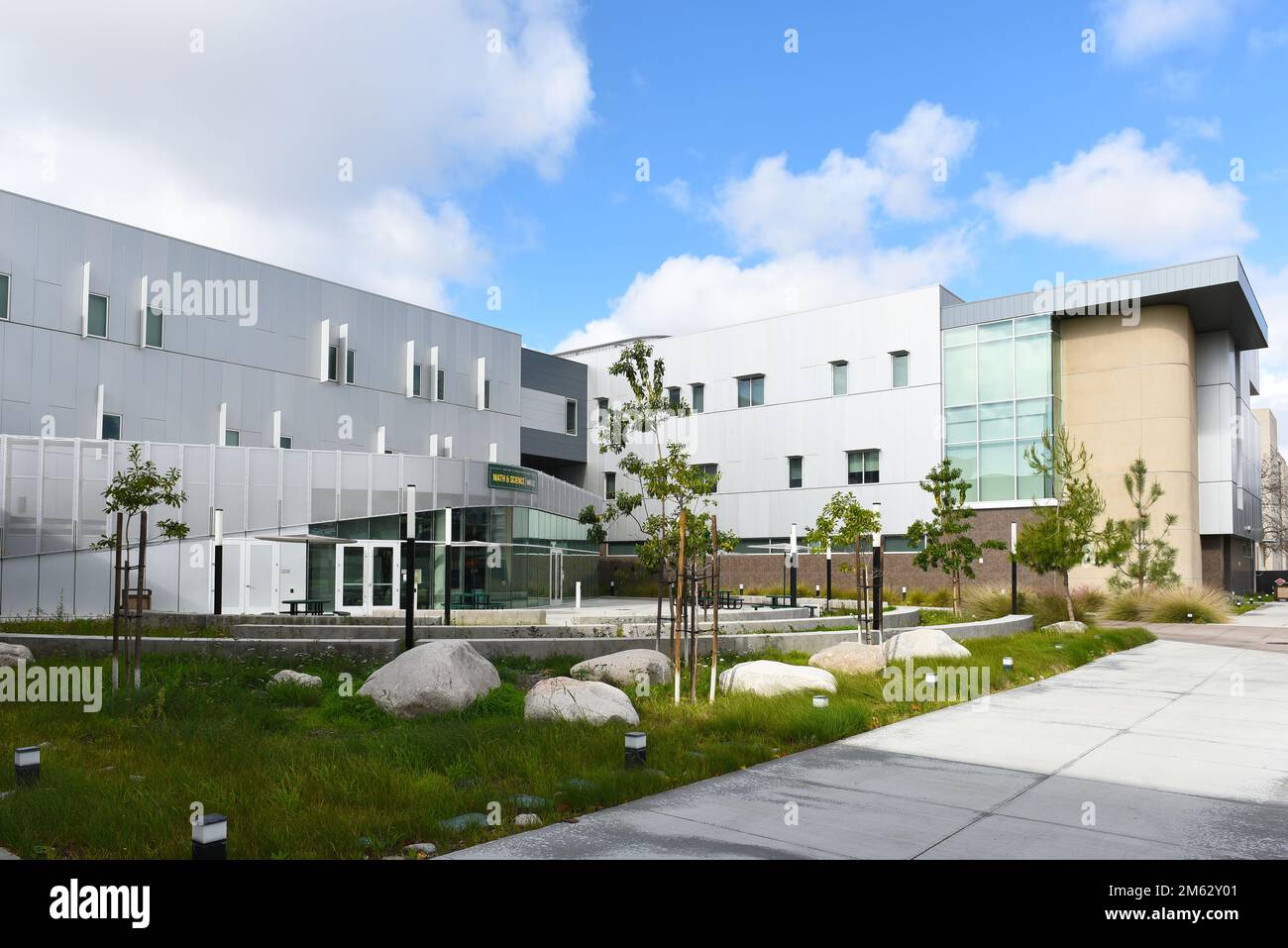 HUNTINGTON BEACH, CALIFORNIA - 01 GEN 2023: The Math and Science Building nel campus del Golden West College. Foto Stock