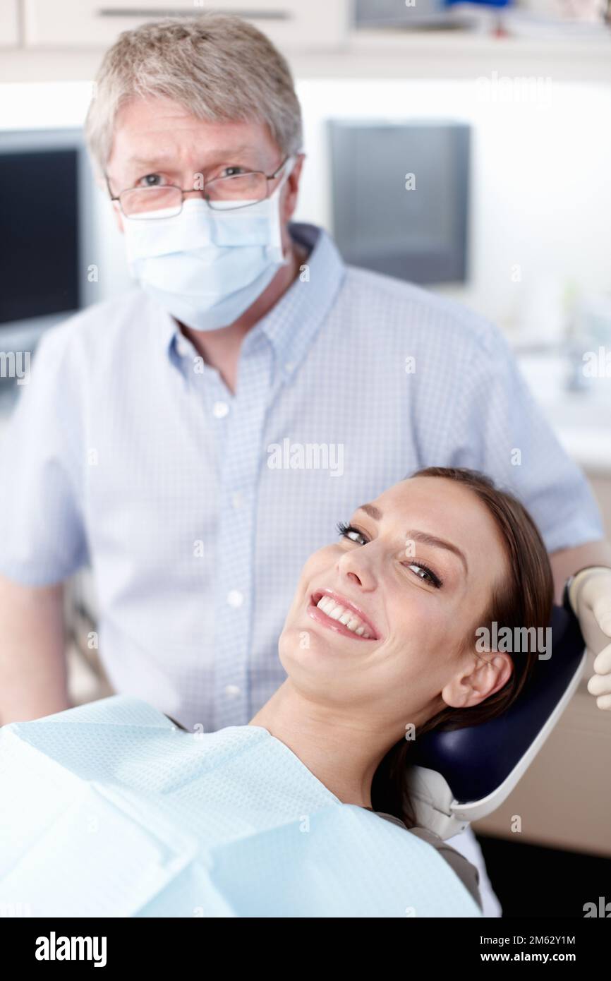 Medico con paziente sorridente. Ritratto di medico maturo con paziente sorridente in clinica. Foto Stock