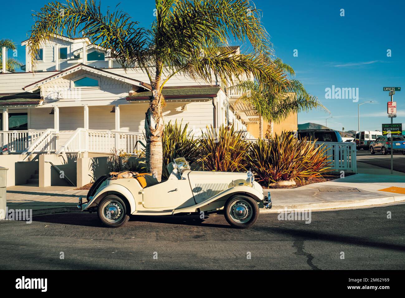 Cayucos, California, USA - 25 dicembre 2022. Un'auto d'epoca sulla strada. Cayucos è una storica e affascinante città balneare sulla costa centrale della California Foto Stock