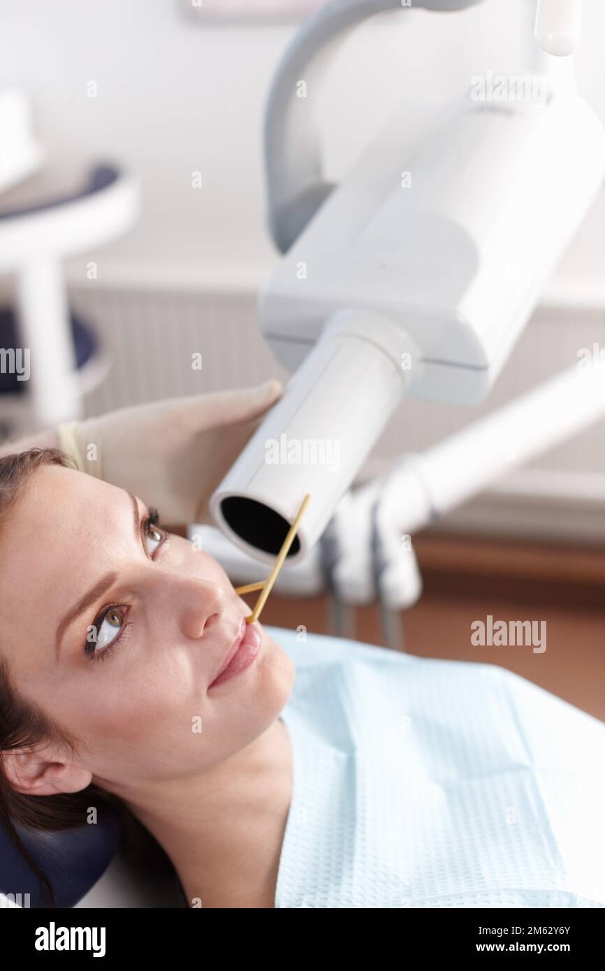 Paziente dentale. Ritratto di una paziente di sesso femminile in studio dentistico per l'intervento. Foto Stock