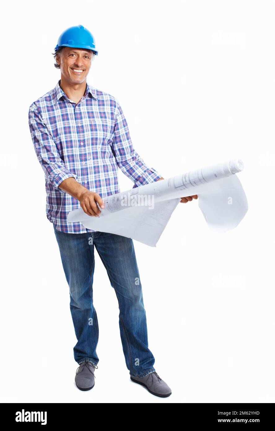 Architetto maturo con BluePrint. Intera lunghezza di architetto maturo sorridente con BluePrint su sfondo bianco. Foto Stock