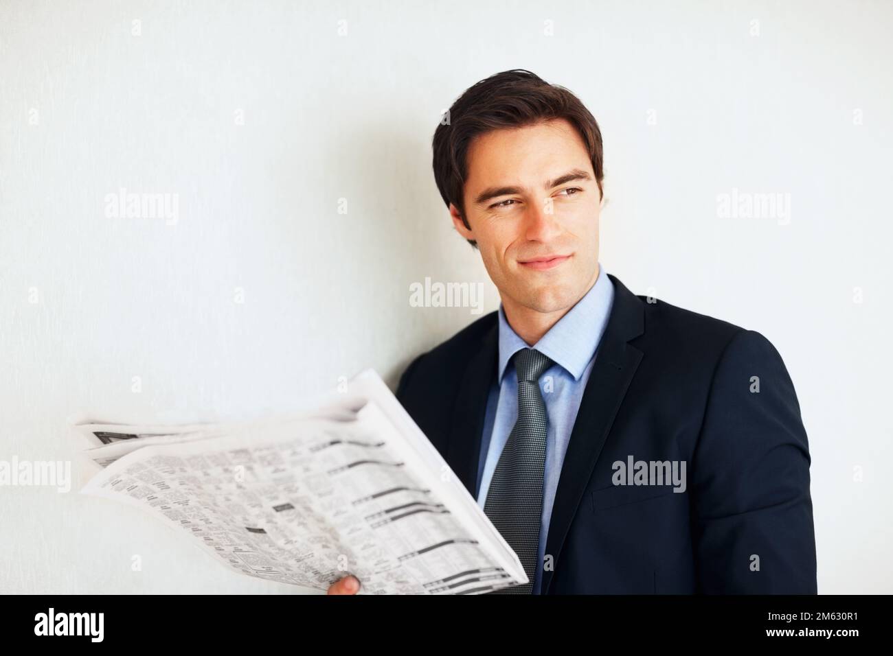 Giovane uomo d'affari che legge un giornale con copyspace. Ritratto di un giovane uomo d'affari che legge un giornale con copyspace. Foto Stock