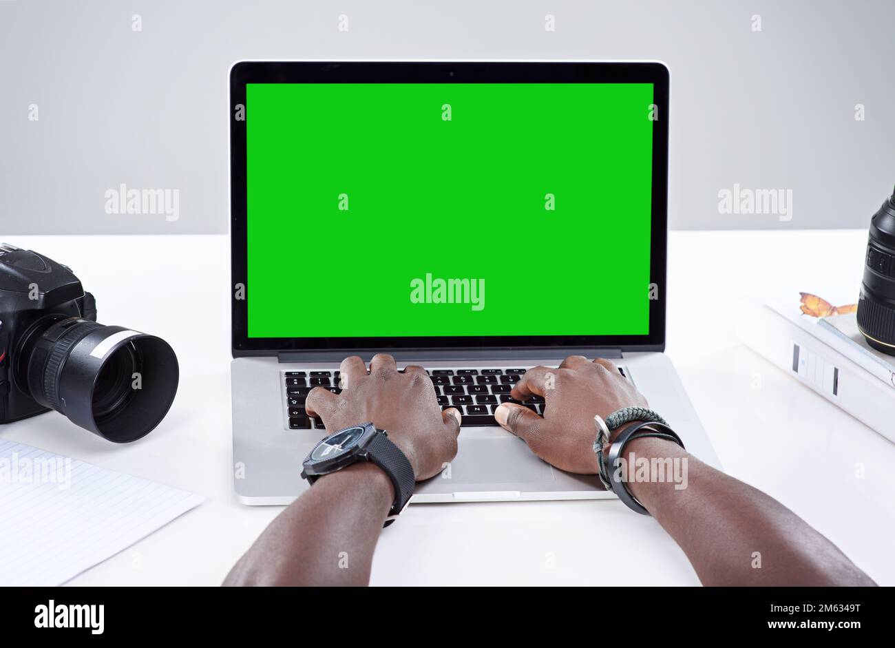 Blog sulla tua passione. una persona che utilizza un computer portatile con uno schermo verde. Foto Stock