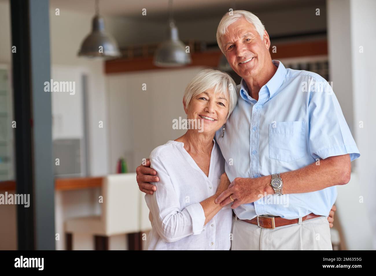 Niente riscalda una casa come l'amore. una coppia anziana felice a casa. Foto Stock