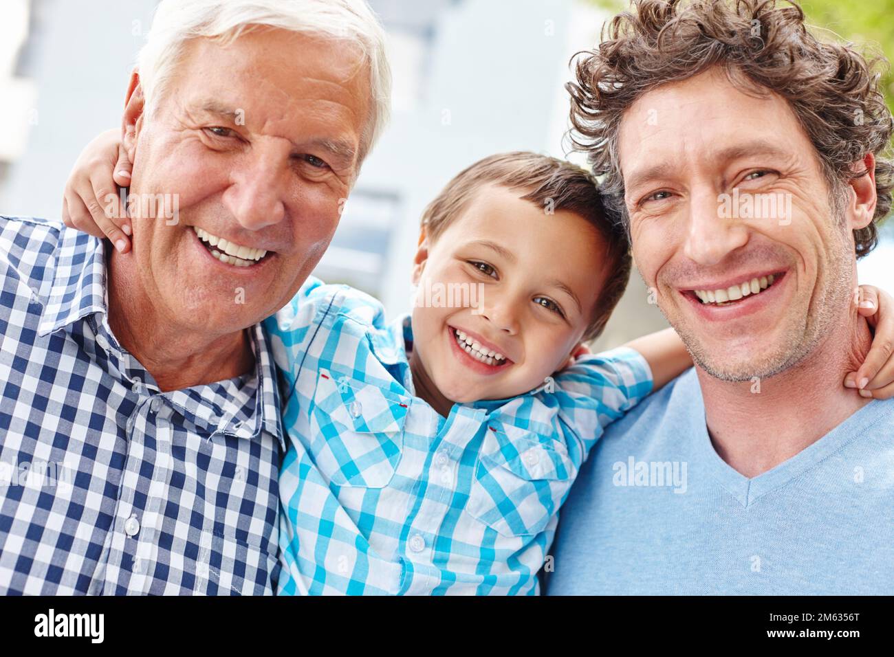 Incontra i ragazzi della famiglia. Ritratto di un ragazzino con il padre e il nonno. Foto Stock