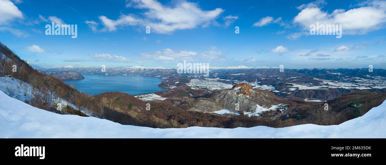 Vista panoramica di Showa Shinzan dal monte Usuzan nel lago Toya, Hokkaido, Giappone durante l'inverno per paesaggi mozzafiato Foto Stock