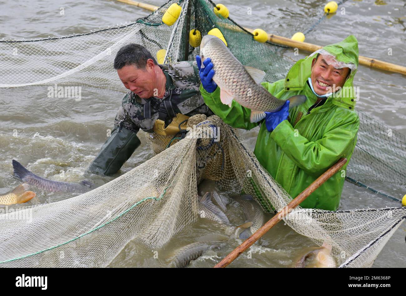 NANTONG, CINA - 2 GENNAIO 2023 - i Villagers pescano pesce fresco nella  città di Nantong, provincia di Jiangsu della Cina orientale, 2 gennaio 2023  Foto stock - Alamy