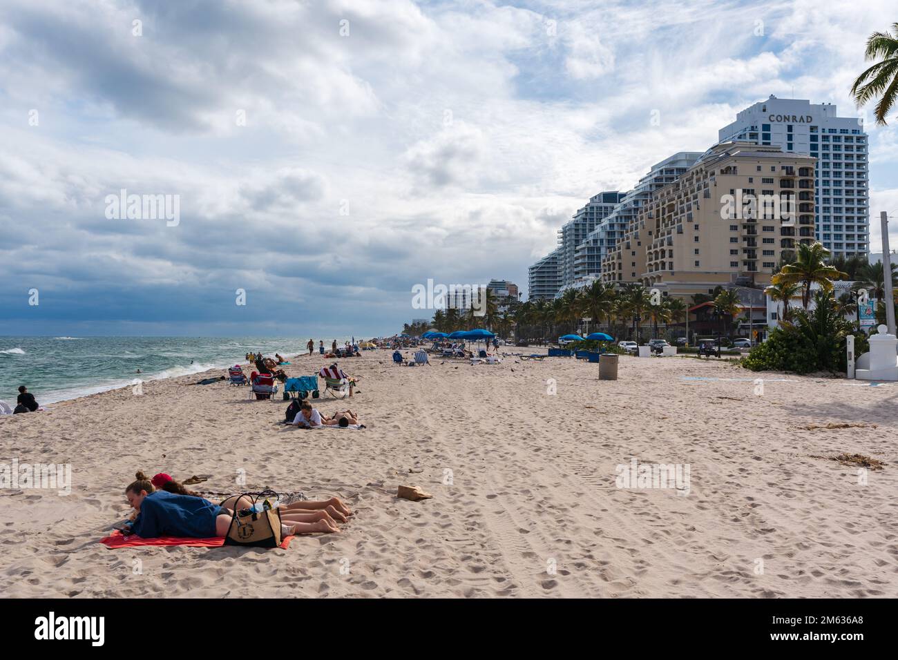 Ft Lauderdale, FL, USA - Novembre 19 2022 : persone che godono del sole sulla spiaggia di Fort Lauderdale Playa las Olas Beach. Foto Stock