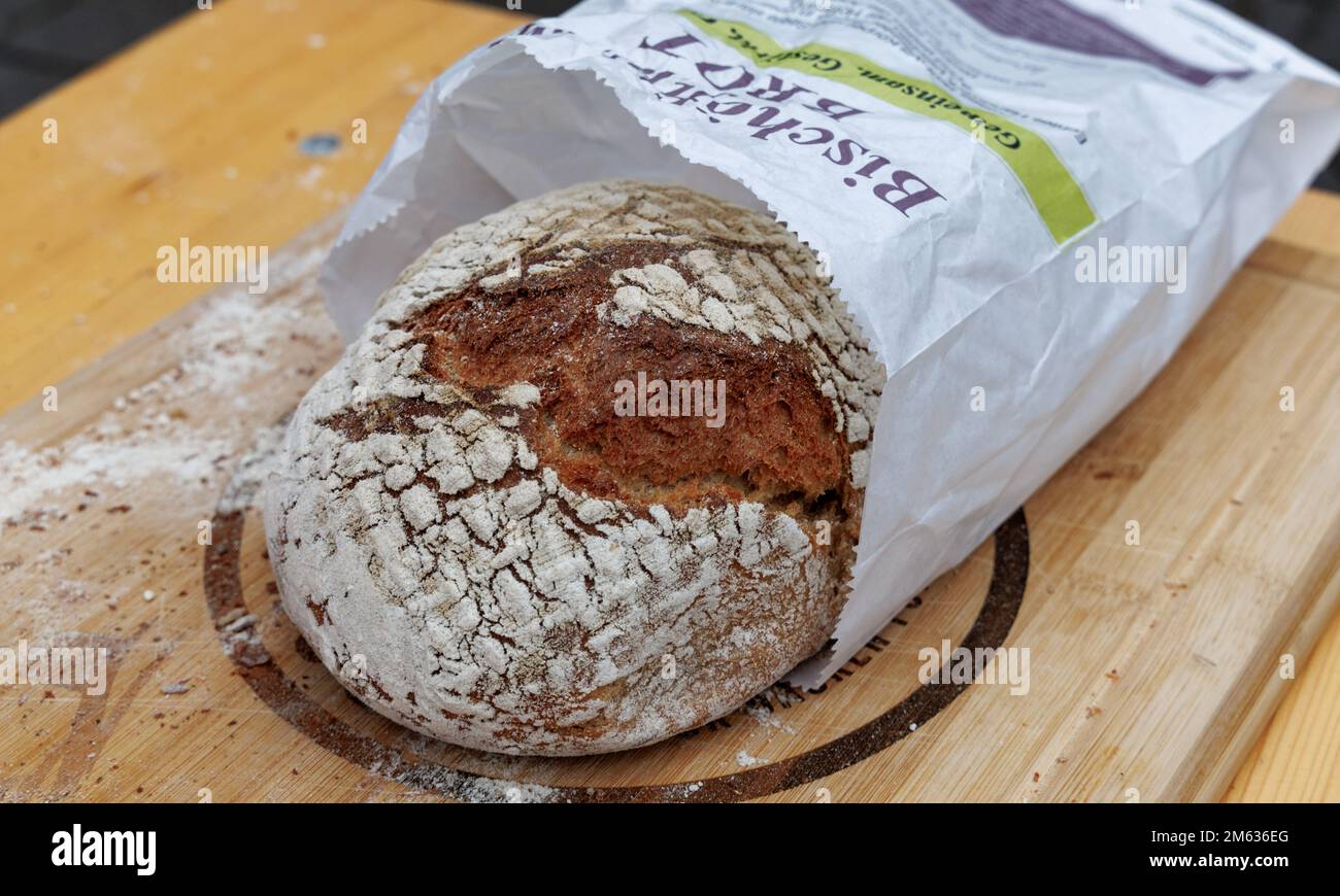 Amburgo, Germania. 07th Nov 2022. Una pagnotta di pane si trova in un sacchetto di pane. Credit: Markus Scholz/dpa/Alamy Live News Foto Stock