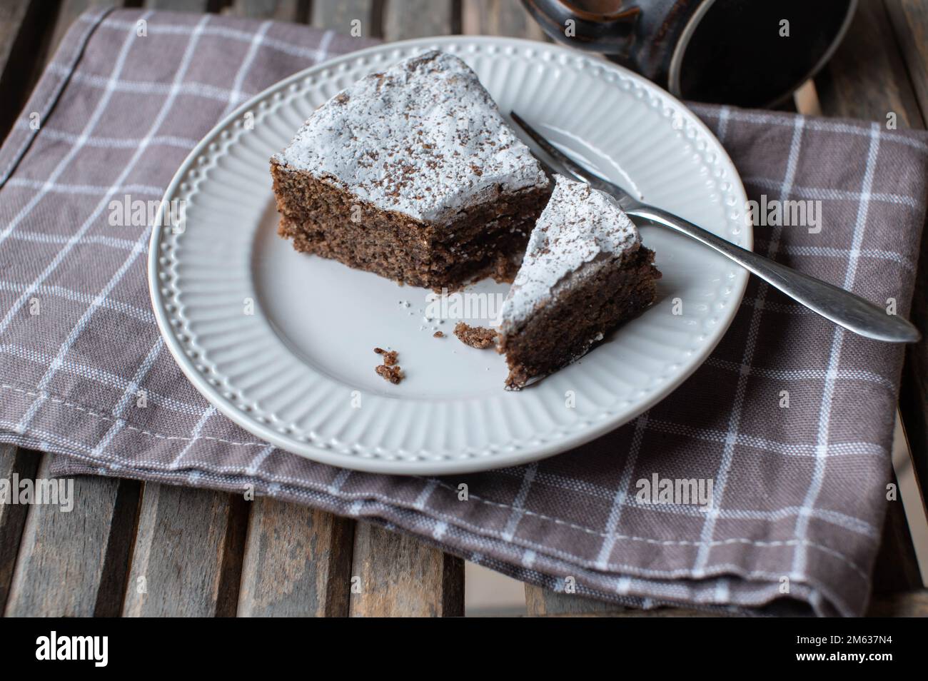 Pezzo di torta al cioccolato su un piatto bianco Foto Stock