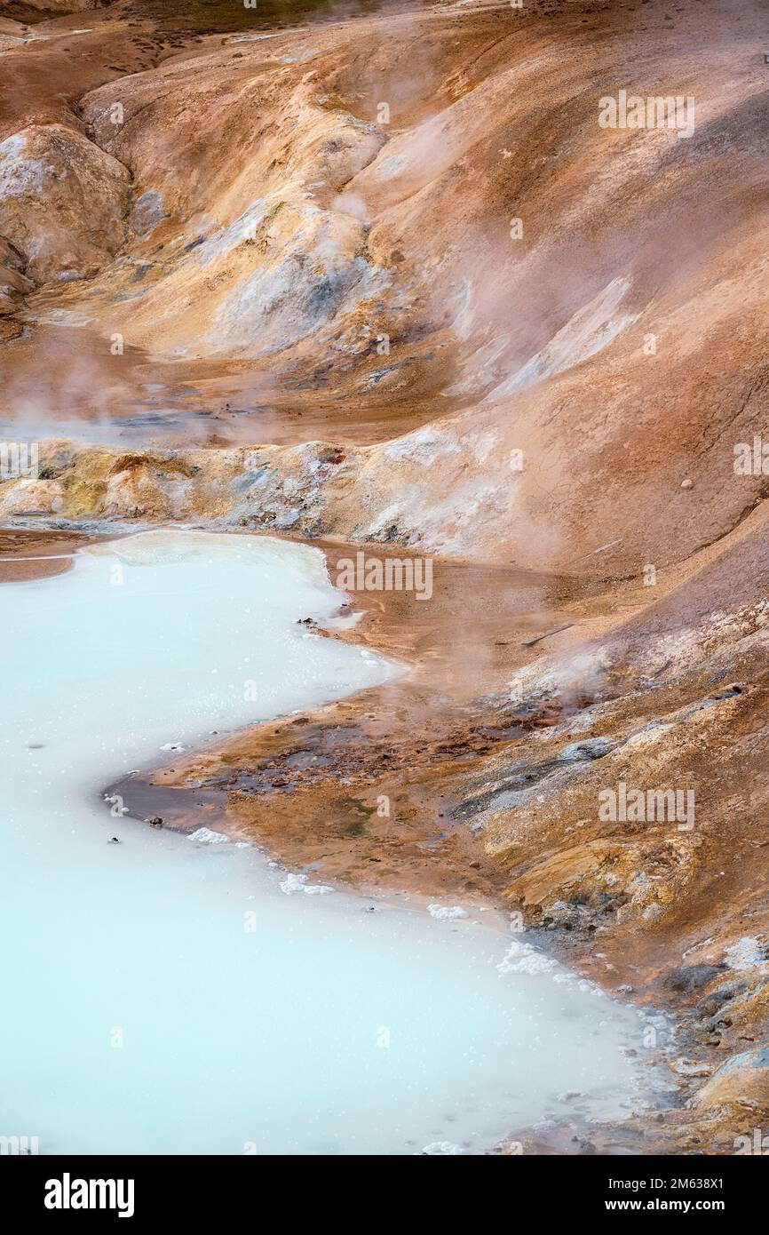 Campo di lava fumante con zolfo che sale dal suolo nell'area vulcanica di Krafla in Islanda Foto Stock