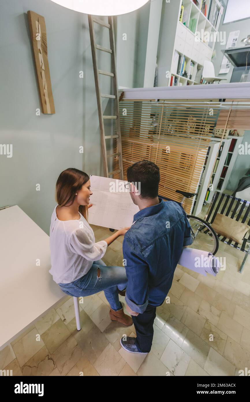 Architetti e ingegneri occasionali che lavorano in ufficio Foto Stock
