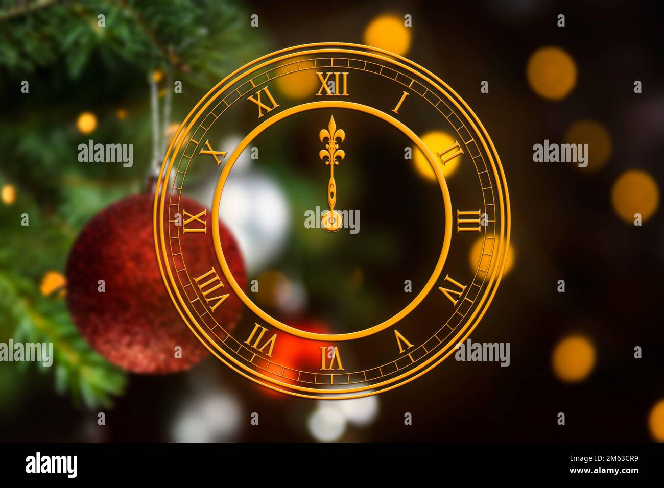 Orologio d'oro impressionante dodici con decorazione di Natale e sfondo ornamenti. Buon Natale e felice anno nuovo concetto. Foto Stock