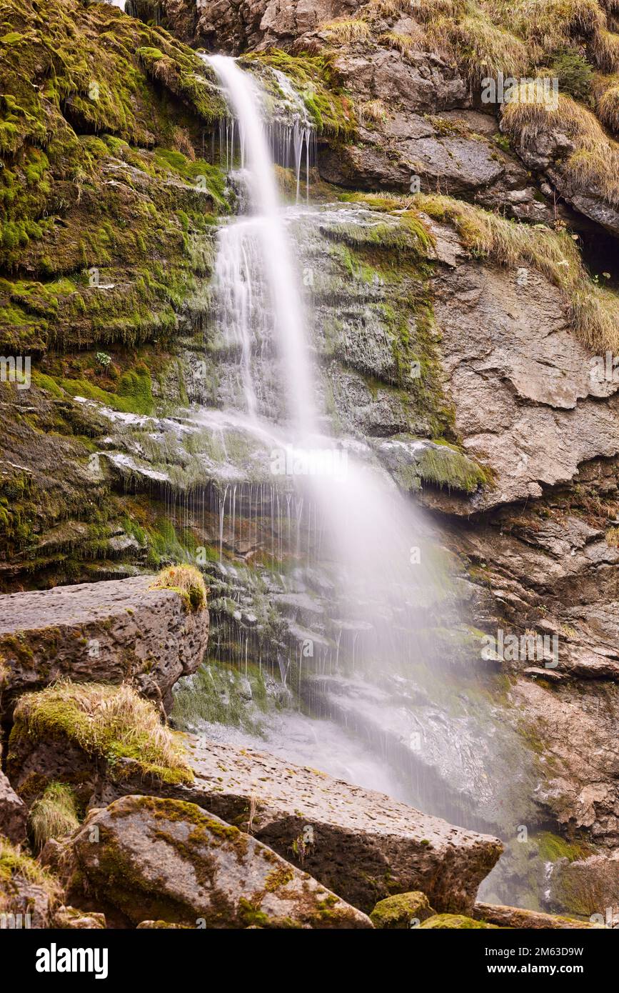 Acqua che scende in montagna in Svizzera natura Foto Stock