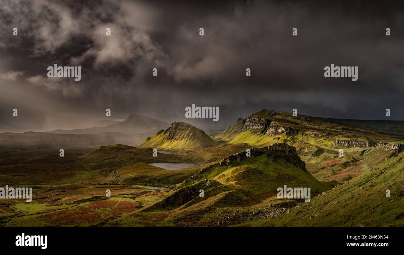 Isola di Skye, il Quiraing. Scozia, con un tempo drammatico e nuvole che sfrecciano attraverso il paesaggio montano aspro. Isole scozzesi e Highlands NC500 Foto Stock