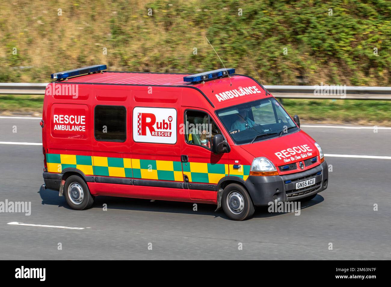 Veicolo privato Valet RUBI Rescue Ambulance. 2005 Rosso RENAULT MASTER MM 33 DCI 100 pannello P/V furgone. 2463 veicolo a benzina con gruppo di luci blu; la ricerca ha rilevato che la risposta dell'occhio umano è stata più forte per il colore "Euro Yellow RAL 1016", motivo per cui questo colore viene ora utilizzato nei veicoli di emergenza del Regno Unito e dell'UE. Per le ambulanze, il colore più scuro specificato che deve essere utilizzato in aggiunta a questo giallo è verde; viaggiando sull'autostrada M6, Manchester, Regno Unito Foto Stock