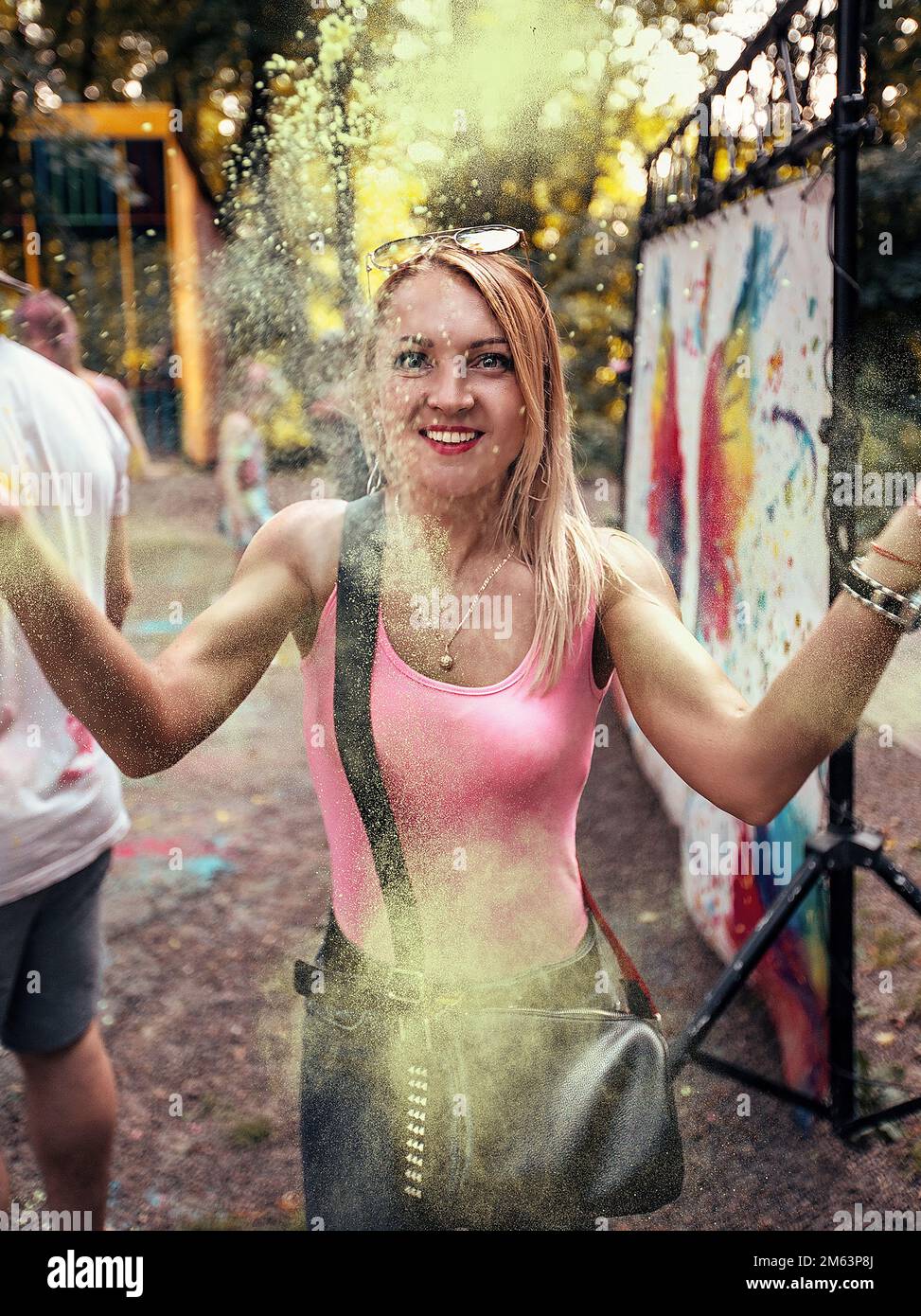 Giovani, adolescenti e adulti celebrano l'evento Holi in Ucraina a Chernivtsi il 8 marzo. Hanno divertimento e gettano la vernice l'un l'altro. Foto di alta qualità Foto Stock
