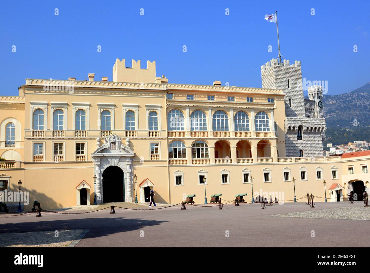 Il principato di Monaco è gestito dal Principe Alberto II, il palazzo principesco si trova sulla roccia di Monaco con il museo oceanografico. Foto Stock