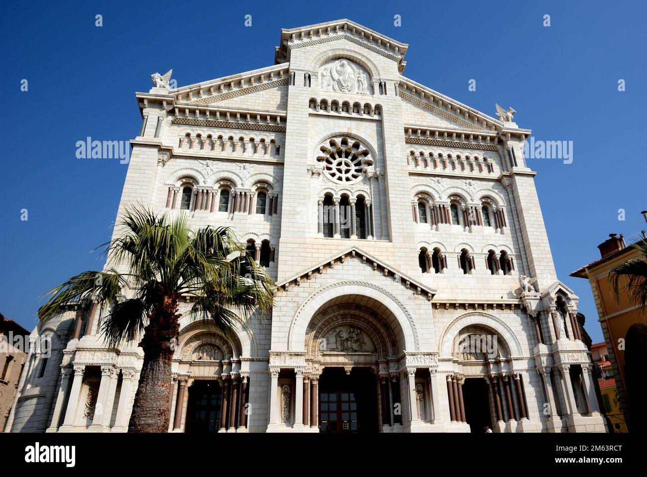 Il principato di Monaco è un piccolo stato indipendente, la cattedrale di Notre Dame è un importante edificio religioso in stile romano bizantino. Foto Stock