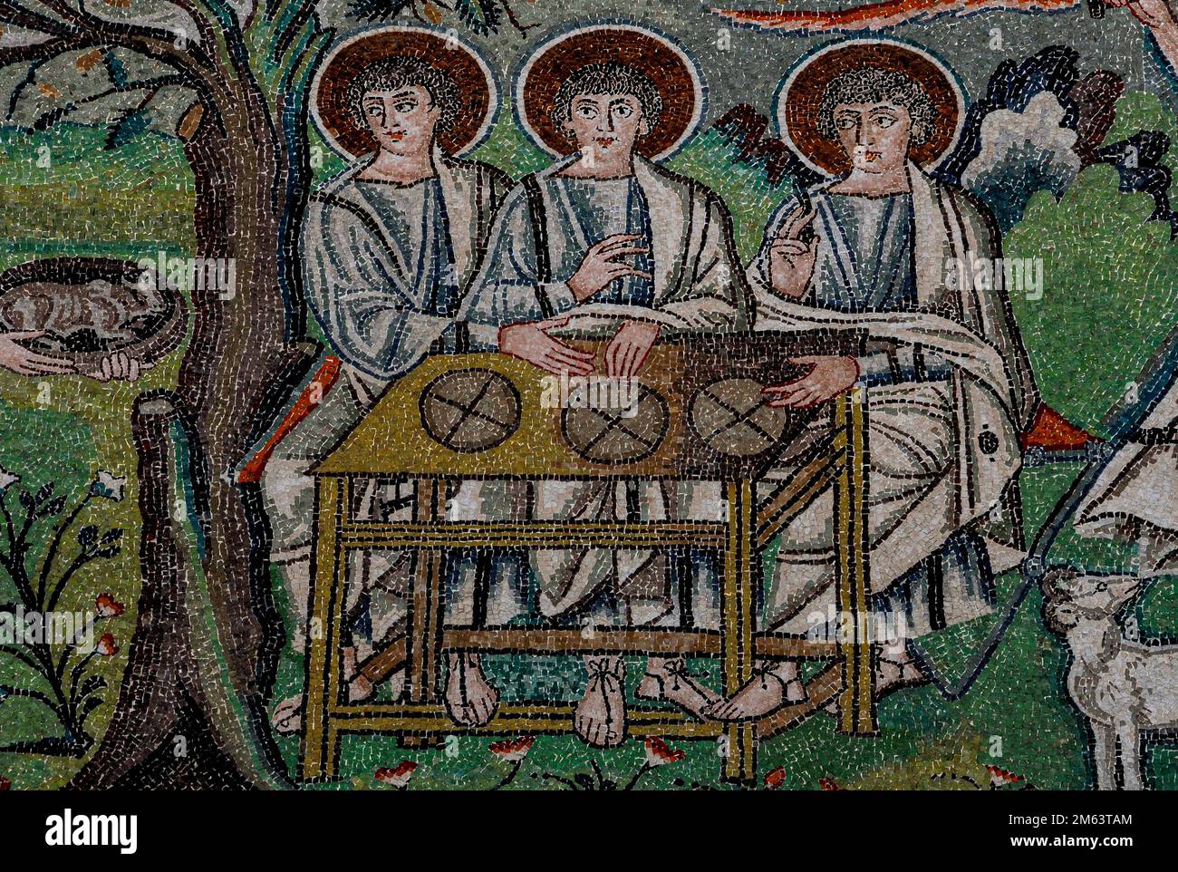 Tre angeli, travestiti da uomini, siedono al tavolo di Abramo; appena visibile a sinistra c'è un piatto di carne arrosto. Dettaglio dell'ospitalità bizantina di Abramo mosaico nel santuario della Basilica di San vitale a Ravenna, Emilia-Romagna, Italia. Il mosaico fu creato nel 500 d.C., pochi anni dopo che Ravenna fu catturata dall'Impero bizantino dagli Ostrogoti. Foto Stock